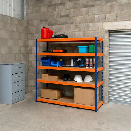 Ein stabiler, orangefarbener Regalschrank mit blauen Regalen, gefüllt mit Werkzeugen, Kisten, Schutzausrüstung und Kartons in einem Lagerraum