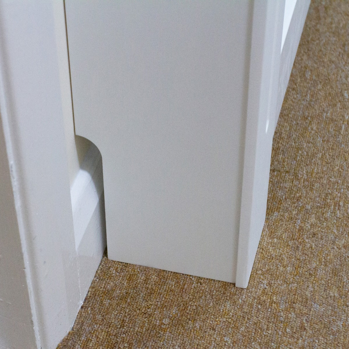 Heizkörperabdeckung aus unbehandeltem MDF, 1720 mm lang, mit glatter, weißer Oberfläche und abgerundeten Kanten für einen modernen Look