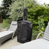Schwarze, wetterfeste Abdeckung für den KuKoo Outdoor Pizzaofen, platziert auf einer Holzterrasse neben modernen Liegen und grünen Pflanzen