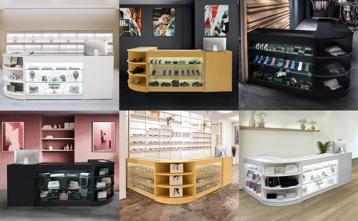 Verschiedene moderne Verkaufsregale in neutralen Farben, aus Holz und Glas, präsentieren Schmuck, Taschen und Accessoires in stilvollem Ambiente