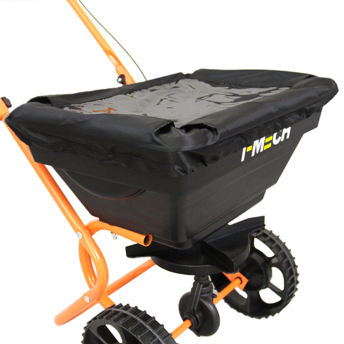 Schwarzer Streuwagen mit orangefarbenem Gestell, großer Kunststoffbehälter mit abgedecktem Inhalt, ideal für Gartenarbeiten und gleichmäßige Verteilung von Dünger