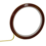Braunes, transparentes Klebeband auf einer Rolle mit glatter Oberfläche, ideal für Bastelprojekte und zum Fixieren von Materialien