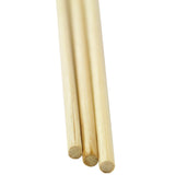 Drei helle, glatte Holzstäbchen für Zuckerwatte, mit runder Form und natürlicher Holzfarbe, ideal für Süßwaren und Partybedarf