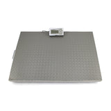 Plattformwaage aus rutschfestem, grauem Metall mit diamantförmiger Struktur, ausgestattet mit digitalem Display zur Gewichtsanzeige