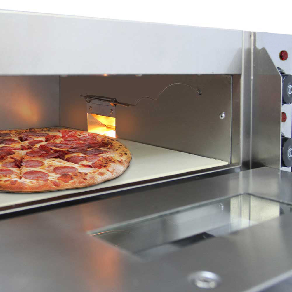 Doppelkammer Pizzaofen von KuKoo mit Edelstahloberfläche, einem großen Sichtfenster und einer frisch gebackenen, belegten Pizza auf dem Backstein