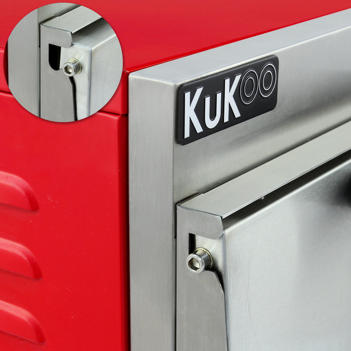 Roter KuKoo Doppelkammer Pizzaofen mit Edelstahlfront, robustem Gehäuse und präzisen Türmechanismen für gleichmäßiges Backen