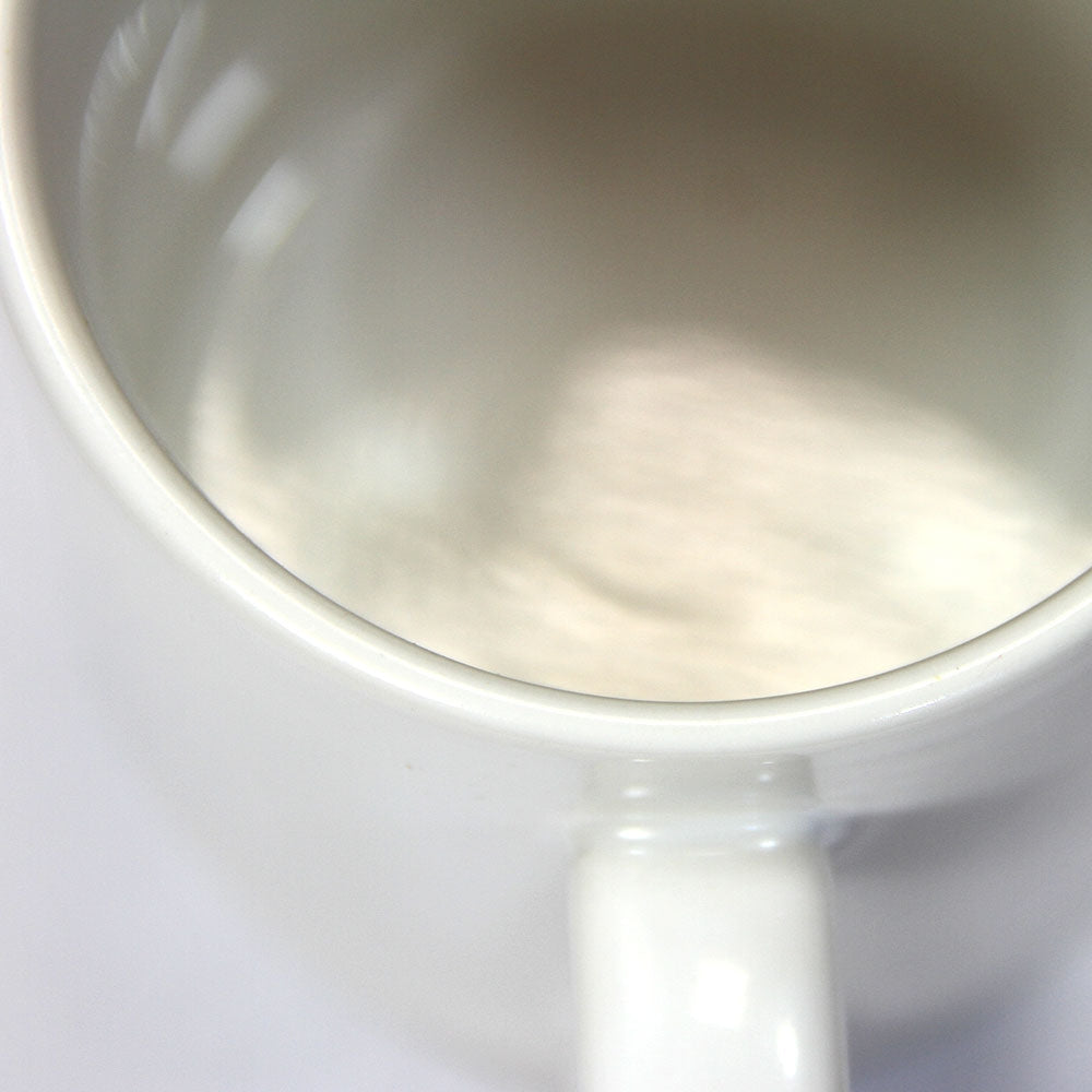 Weißer, unbedruckter Keramiktasse mit glatter, glänzender Oberfläche, ideal für personalisierte Designs, präsentiert in einer eleganten Box
