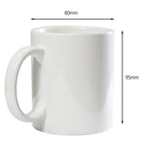 Weiße, unbedruckte Tasse aus glattem, glänzendem Material, mit einem stabilen Henkel, Maße 80 mm Durchmesser und 95 mm Höhe, ideal für personalisierte Designs
