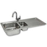 Hochwertige Edelstahl Einbauspüle mit glänzender Oberfläche, zwei Becken und modernem Confetti Wasserhahn, ideal für jede Küche