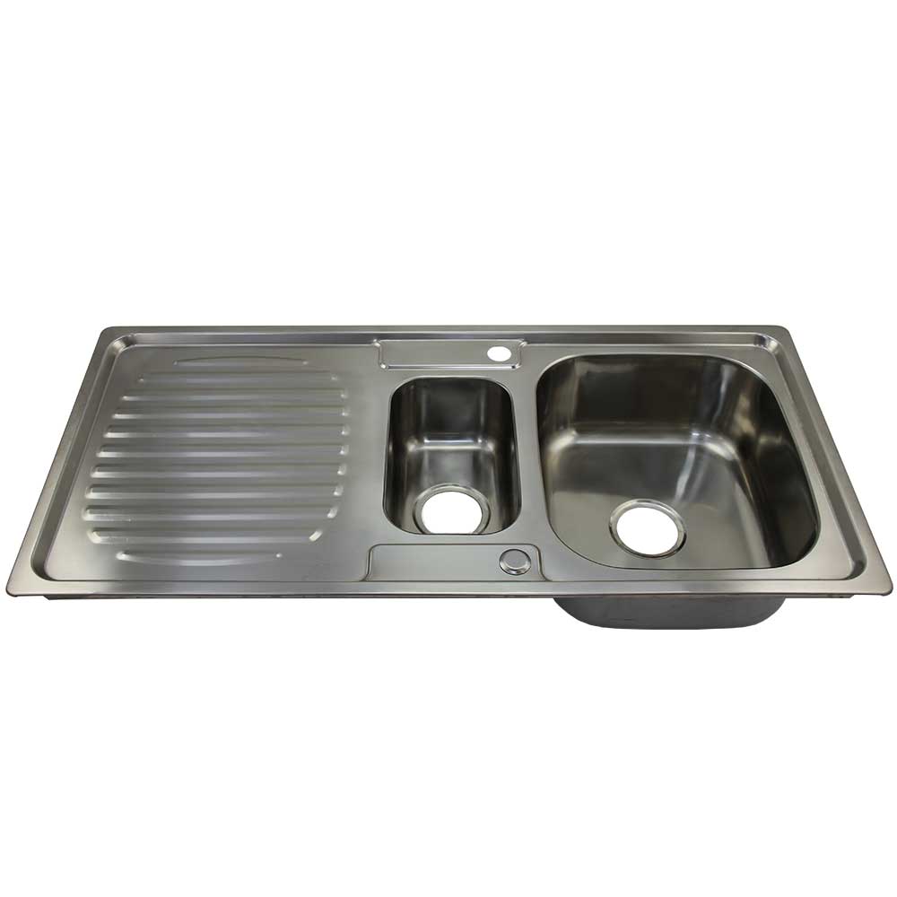 Hochwertige Edelstahl Küchenspüle mit zwei Becken, einer abgerundeten Form, glatter Oberfläche und seitlichem Abtropfbereich in glänzendem Silber