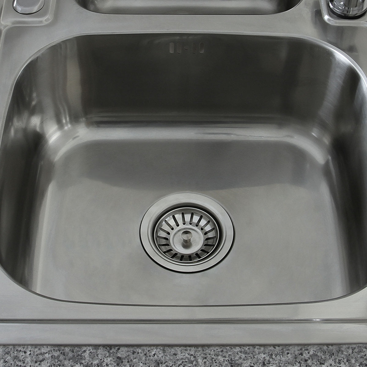 Hochwertige Edelstahl Küchenspüle mit glänzender Oberfläche, abgerundeten Ecken und zentralem Abfluss, ideal für moderne Küchen