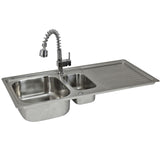 Hochwertige KuKoo Edelstahl-Küchenspüle mit zwei Becken, glänzender Oberfläche, integrierter Mischbatterie und praktischer Abtropffläche