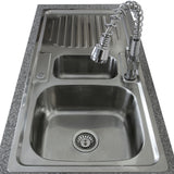 Hochwertige KuKoo Edelstahl-Küchenspüle mit zwei Becken, glänzender Oberfläche, integrierter Mischbatterie und modernem Design auf grauem Granituntergrund
