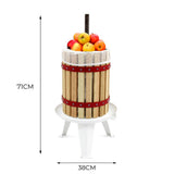 Holzobstpresse mit rotem Metallring, gefüllt mit frischen Äpfeln, auf einem weißen Kunststoffständer, Höhe 71 cm, Durchmesser 38 cm