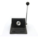 Schwarze, robuste Buttonmaschine mit glänzendem Metallhebel und rutschfester Basis, ideal für das Erstellen von individuellen Buttons