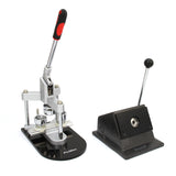 Das PixMax Buttonmaschinen Set zeigt eine robuste, silberne Druckmaschine mit rotem Griff und eine schwarze Basis mit Hebel für präzises Arbeiten