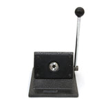 Robuste PixMax Buttonmaschine mit schwarzem, strukturiertem Gehäuse, glänzender Metallplatte und einem langen Hebel für einfache Bedienung