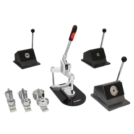 Das PixMax Buttonmaschinen Set umfasst eine robuste Druckmaschine mit ergonomischem Griff, verschiedene Stempel und eine stabile Basis in Schwarz und Silber