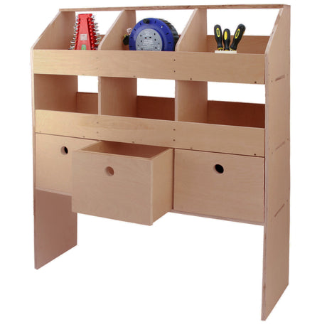 Universelles Auto-Regal aus hellem Holz mit offenen Fächern, Schubladen und Werkzeugen, ideal für die Aufbewahrung und Organisation von Materialien