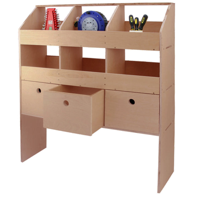 Universelles Auto-Regal aus hellem Holz mit offenen Fächern, Schubladen und Werkzeugen, ideal für die Aufbewahrung und Organisation von Materialien