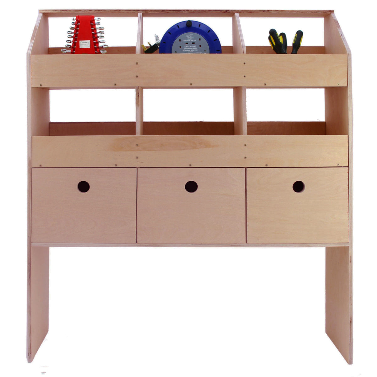 Universelles Auto-Regal aus hellem Holz mit drei Schubladen, offenen Fächern und Werkzeugen, ideal für Werkstätten und Garagenorganisation