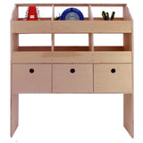 Universelles Auto-Regal aus hellem Holz mit drei Schubladen, offenen Fächern und Werkzeugen, ideal für Werkstätten und Garagenorganisation
