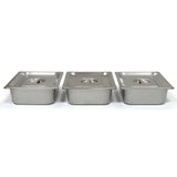 Drei Edelstahl-GN-Behälter für Bain Marie mit Deckeln, glänzende Oberfläche, rechteckige Form, ideal für Gastronomie und Buffetpräsentation