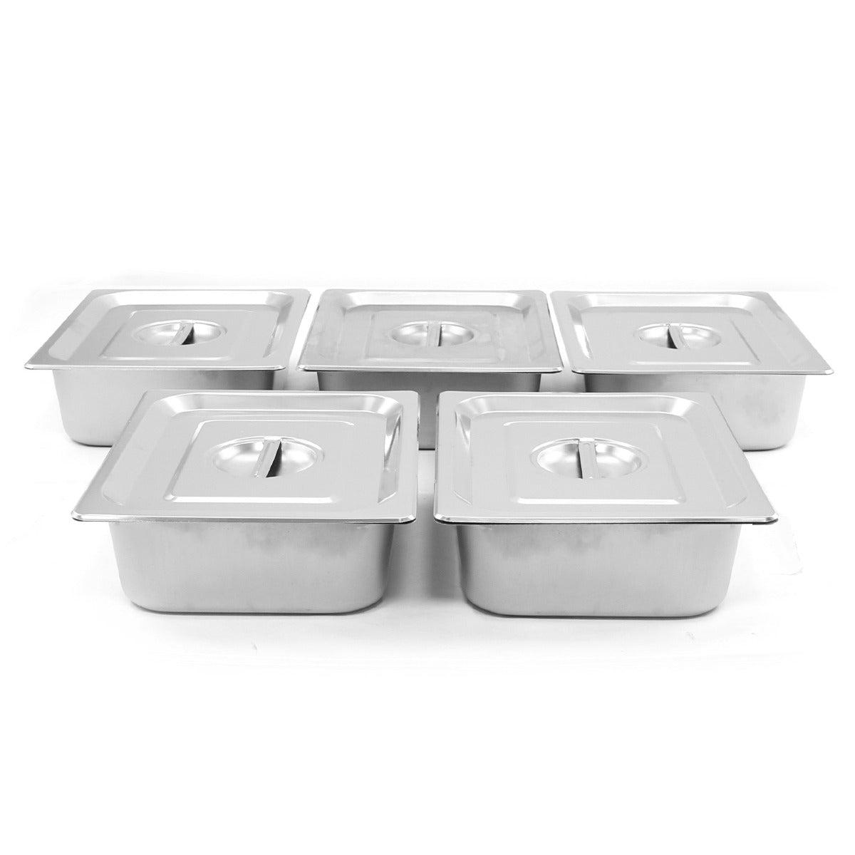 Fünf quadratische, glänzende Edelstahl-GN-Behälter mit Deckeln, ideal für die Gastronomie und das Warmhalten von Speisen in einer Bain Marie