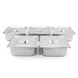 Fünf quadratische, glänzende Edelstahl-GN-Behälter mit Deckeln, ideal für die Gastronomie und das Warmhalten von Speisen in einer Bain Marie