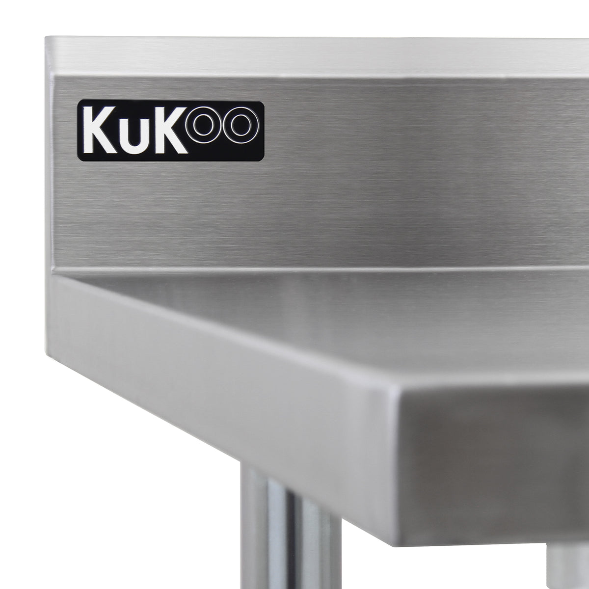 Edelstahl-Arbeitstisch von KuKoo mit glatter, glänzender Oberfläche und stabilen Beinen, ideal für Gastronomie und professionelle Küchen