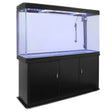 Schwarzes 300-Liter-Aquarium mit klarem Glas, beleuchtet von oben, auf einem stabilen Unterschrank mit zwei Türen für einfachen Zugang