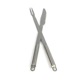Edelstahl Grillbesteck mit einer Gabel und einem Messer, beide mit robusten, ergonomischen Griffen, ideal für den KuKoo Grillwagen