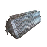 Der KuKoo Rotisserie Dreiecksgrill aus glänzendem Edelstahl hat ein dreieckiges Design mit feinen Grillrosten und robusten Griffen für einfaches Handling