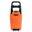 Robuster 30L Wasserwagen in leuchtendem Orange mit schwarzem Tragegriff, ideal für Gartenarbeiten und Bewässerung, aus strapazierfähigem Kunststoff gefertigt