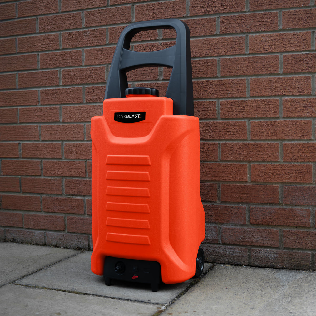 Robuster 30L Wasserwagen in leuchtendem Orange mit schwarzem Griff, stabilen Rollen und strukturiertem Gehäuse, ideal für Garten und Außenbereich