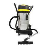 Der MAXBLAST 60 Liter Industriesauger in Edelstahloptik mit gelben Akzenten, ausgestattet mit einem flexiblen Schlauch und einer breiten Saugdüse