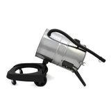 Der Maxblast 50 Liter Industriesauger in glänzendem Edelstahl mit schwarzem Kunststoffgestell und flexibler Schlauchverbindung, ideal für industrielle Anwendungen