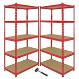 Zwei rote Z-Rax 90cm Eckregale mit stabilen, braunen Regalböden, ideal für die Aufbewahrung von Werkzeugen oder Haushaltsgegenständen, inklusive Gummihammer
