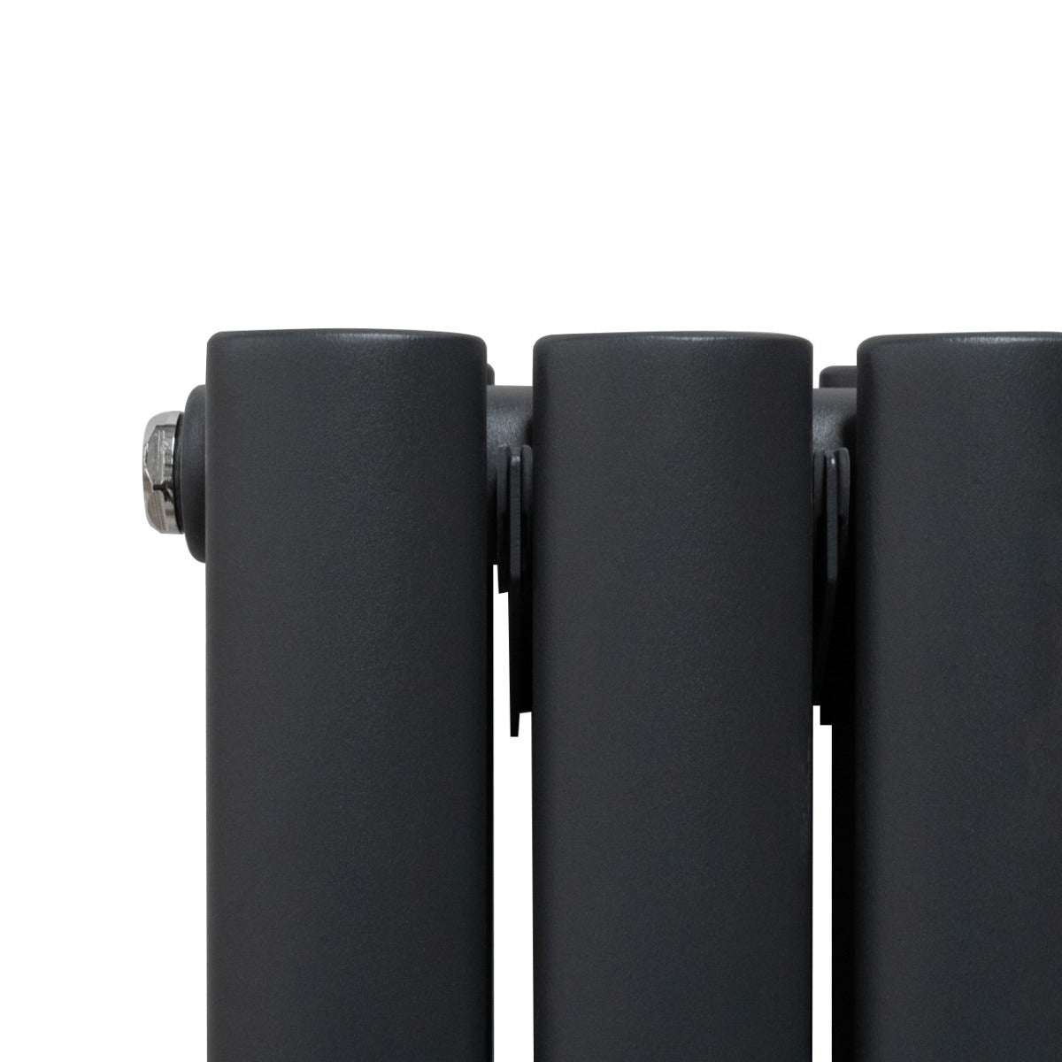 Ovaler Röhrenheizkörper in Anthrazitgrau mit glatter Oberfläche und Chrom-Thermostatventilen, ideal für moderne Badezimmergestaltung
