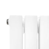 Ovaler Röhrenheizkörper in Weiß mit glatter Oberfläche, ausgestattet mit Chrom-Thermostatventilen, ideal für moderne Badezimmergestaltung