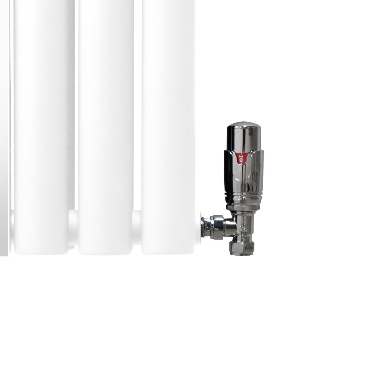 Ovaler Röhrenheizkörper in Weiß mit integriertem Spiegel und glänzenden Chrom-Thermostatventilen, ideal für moderne Badezimmergestaltung