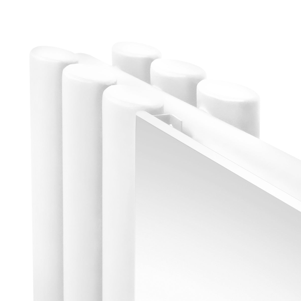 Ovaler Röhrenheizkörper in Weiß mit integriertem Spiegel und Chrom-Thermostatventilen, elegant und modern, ideal für Badezimmer und Wohnräume