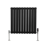Schwarzer ovaler Röhrenheizkörper mit neun vertikalen Röhren und glänzenden Chrom-Thermostatventilen, ideal für moderne Innenräume