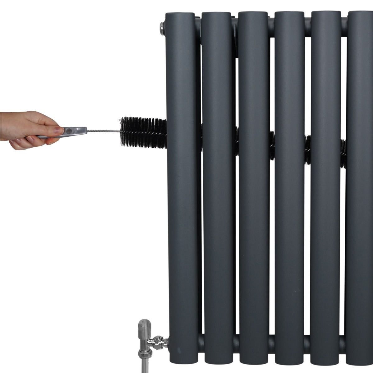 Ovaler Röhrenheizkörper in Anthrazitgrau mit fünf vertikalen Röhren und einem Chrom-Thermostatventil, handlich für einfache Bedienung