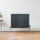 Ovaler Röhrenheizkörper in Anthrazitgrau mit Chrom-Thermostatventilen, 600mm x 780mm, modern und elegant, ideal für stilvolle Innenräume