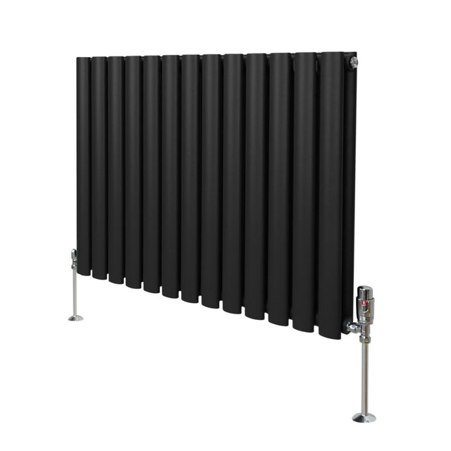 Schwarzer ovaler Röhrenheizkörper mit Chrom-Thermostatventilen, 600mm x 780mm, modernes Design, glänzende Oberflächen und klare Linien