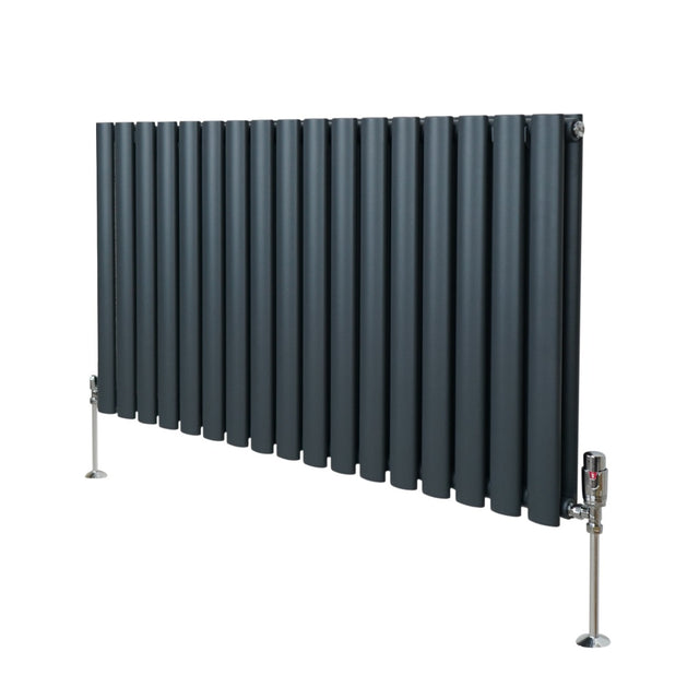 Ovaler Röhrenheizkörper in Anthrazitgrau mit Chrom-Thermostatventilen, 600mm x 1020mm, vertikale Lamellenstruktur und moderne, elegante Form