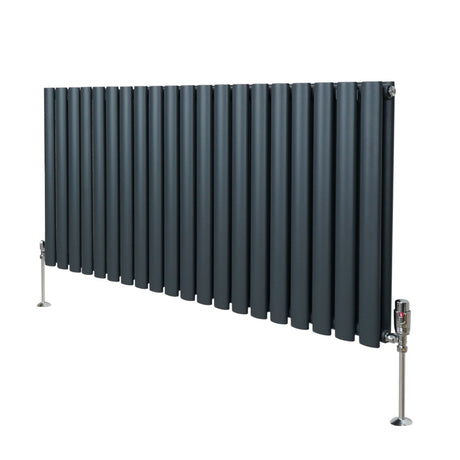 Ovaler Röhrenheizkörper in Anthrazitgrau, 600mm x 1200mm, mit glänzenden Chrom-Thermostatventilen und glatter, moderner Oberfläche