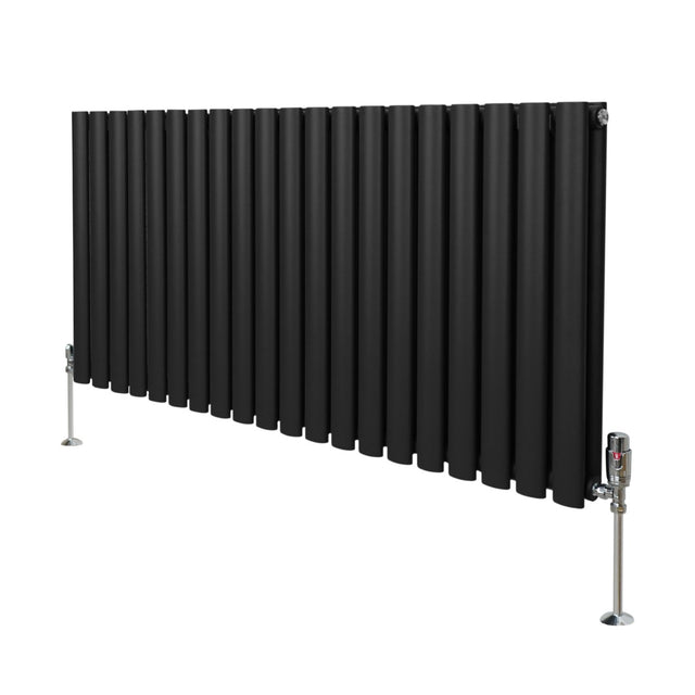 Schwarzer ovaler Röhrenheizkörper mit Chrom-Thermostatventilen, 600mm x 1200mm, vertikale Röhrenstruktur, moderne und elegante Gestaltung