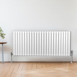 Ovaler Röhrenheizkörper in Weiß mit Chrom-Thermostatventilen, 600mm x 1440mm, glänzende Oberfläche und vertikale Lamellenstruktur, ideal für moderne Innenräume